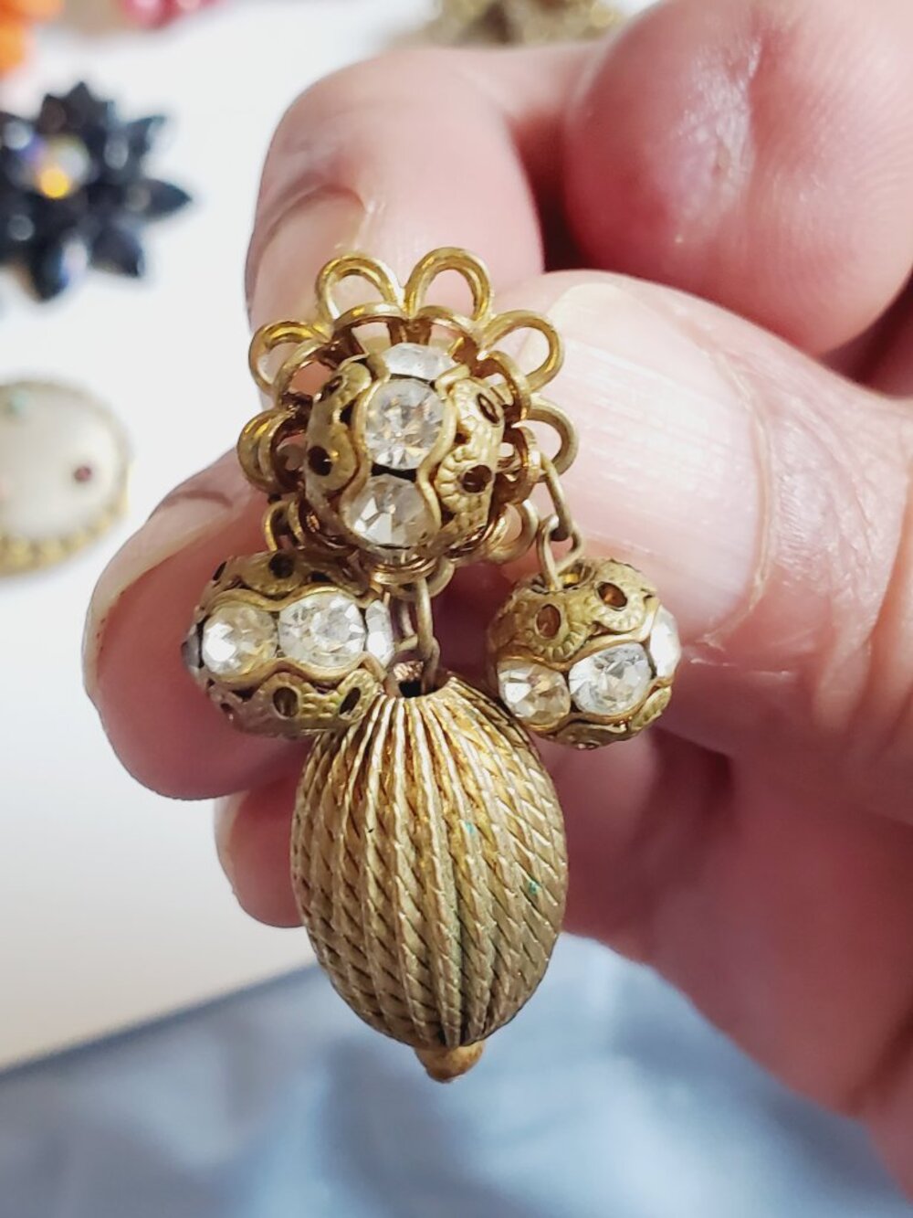 12 Pair of clip on Earrings, items # B 367-378, . wt. 144 grams,. - Picture 6 of 15